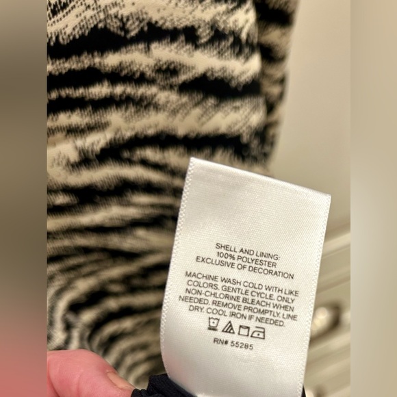 NWT EXPRESS Black & White Print Dressy Tank Camisole Sleeveless Blouse Size Med - Picture 7 of 7